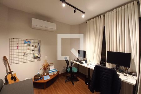 Sala de TV de apartamento à venda com 3 quartos, 200m² em Centro, Campinas