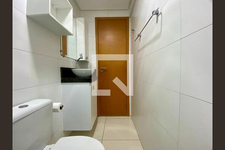 Banheiro de apartamento para alugar com 2 quartos, 67m² em Guilhermina, Praia Grande