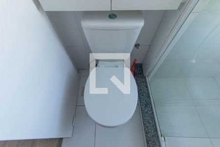 Banheiro Social de kitnet/studio para alugar com 1 quarto, 20m² em Rebouças, Curitiba