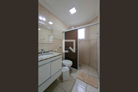 Banheiro da Suíte de apartamento para alugar com 2 quartos, 85m² em Guilhermina, Praia Grande