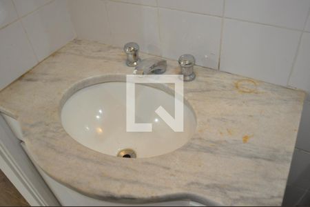 Banheiro social de apartamento à venda com 3 quartos, 138m² em Vila Nova, Porto Alegre