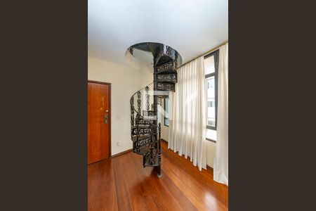 Escada de apartamento à venda com 3 quartos, 250m² em Santa Lúcia, Belo Horizonte