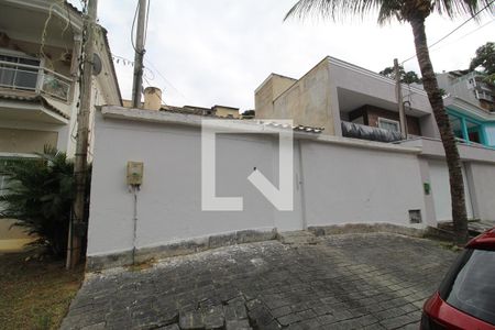Fachada de casa de condomínio à venda com 1 quarto, 62m² em Jacarepaguá, Rio de Janeiro