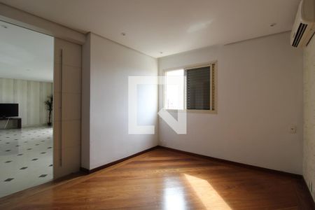 Sala de TV de apartamento à venda com 4 quartos, 154m² em Moema, São Paulo