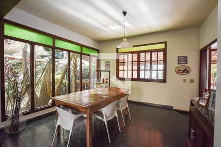 Casa à venda com 4 quartos, 375m² em Itaipu, Niterói