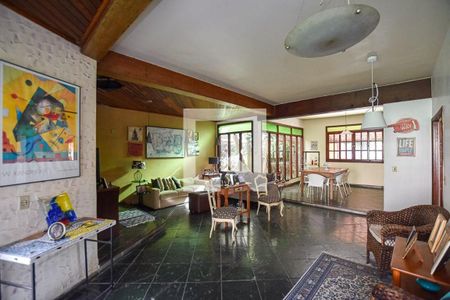 Casa à venda com 4 quartos, 375m² em Itaipu, Niterói