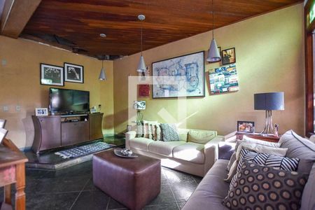 Casa à venda com 4 quartos, 375m² em Itaipu, Niterói