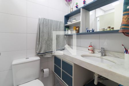 Banheiro Social de casa de condomínio à venda com 3 quartos, 197m² em Glória, Porto Alegre