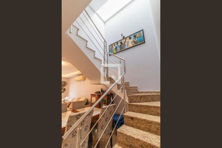 Escadas de casa à venda com 3 quartos, 200m² em Nonoai, Porto Alegre