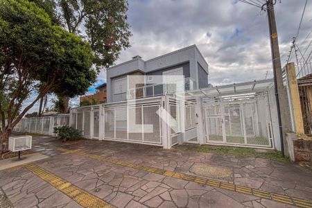 Fachada de casa à venda com 3 quartos, 200m² em Nonoai, Porto Alegre