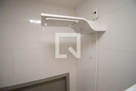 Banheiro Social de kitnet/studio para alugar com 1 quarto, 30m² em Comércio Local Norte 409, Brasília