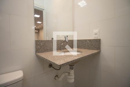 Banheiro Social de kitnet/studio para alugar com 1 quarto, 30m² em Comércio Local Norte 409, Brasília