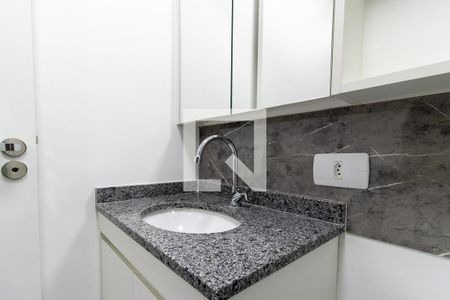 Banheiro de kitnet/studio para alugar com 1 quarto, 18m² em Novo Mundo, Curitiba