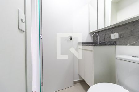 Banheiro de kitnet/studio para alugar com 1 quarto, 18m² em Novo Mundo, Curitiba