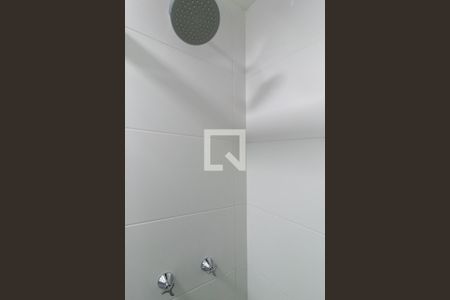 Banheiro de kitnet/studio para alugar com 1 quarto, 18m² em Novo Mundo, Curitiba
