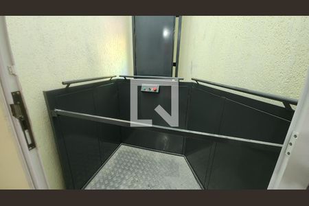 Elevador de casa para alugar com 8 quartos, 280m² em Parque Santa Rosa, Suzano