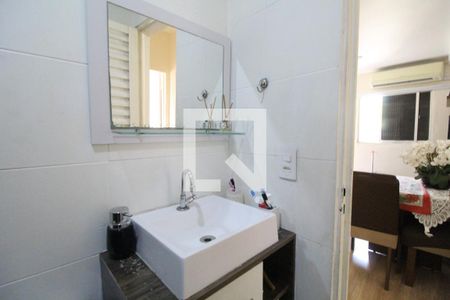 Banheiro social de casa de condomínio à venda com 3 quartos, 60m² em Curicica, Rio de Janeiro
