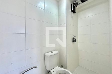 Banheiro de apartamento à venda com 2 quartos, 32m² em Jardim Itacolomi, São Paulo