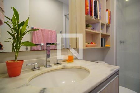 Banheiro corredor de apartamento à venda com 2 quartos, 64m² em São Sebastião, Porto Alegre