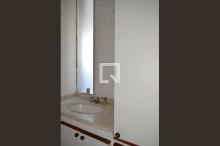 Banheiro de apartamento à venda com 2 quartos, 74m² em Vila Madalena, São Paulo