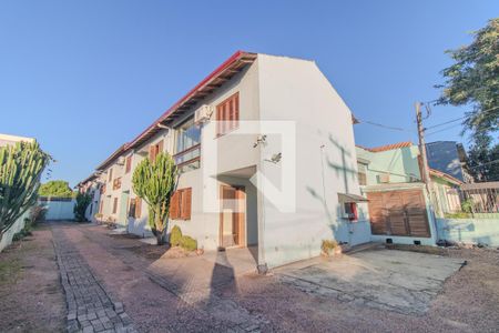 Fachada de casa de condomínio à venda com 2 quartos, 81m² em São José, Porto Alegre