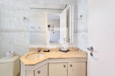 Banheiro da suíte 1 de apartamento para alugar com 3 quartos, 130m² em Balneario Cidade Atlantica, Guarujá