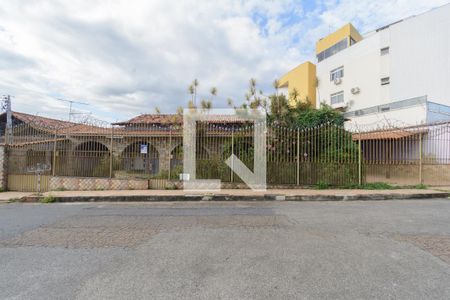 Fachada de casa à venda com 4 quartos, 360m² em Fonte Grande, Contagem