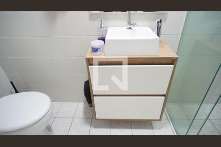 Banheiro de apartamento à venda com 1 quarto, 36m² em Farrapos, Porto Alegre