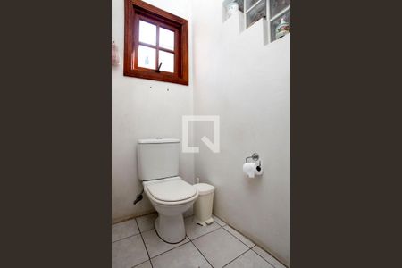 Banheiro  Suíte  de casa à venda com 4 quartos, 150m² em São João, Porto Alegre