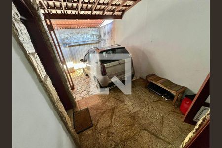 Garagem de casa à venda com 3 quartos, 118m² em Santa Monica, Belo Horizonte