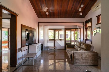 Sala de casa de condomínio à venda com 3 quartos, 330m² em Piratininga, Niterói