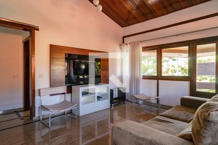 Sala de casa de condomínio à venda com 3 quartos, 330m² em Piratininga, Niterói