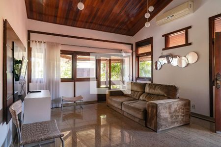 Sala de casa de condomínio à venda com 3 quartos, 330m² em Piratininga, Niterói