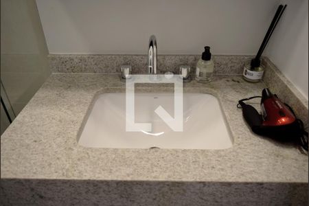 Banheiro de kitnet/studio para alugar com 1 quarto, 23m² em Paraíso, São Paulo