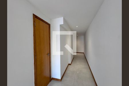 Corredor de apartamento para alugar com 3 quartos, 306m² em Recreio dos Bandeirantes, Rio de Janeiro