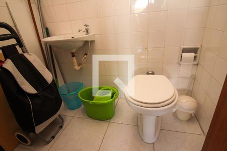 Banheiro de serviço de apartamento para alugar com 3 quartos, 78m² em Menino Deus, Porto Alegre