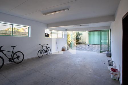 Garagem de casa à venda com 6 quartos, 457m² em Braúnas, Belo Horizonte