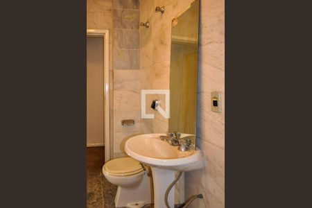 Banheiro de apartamento à venda com 1 quarto, 50m² em Santo Antônio, Porto Alegre