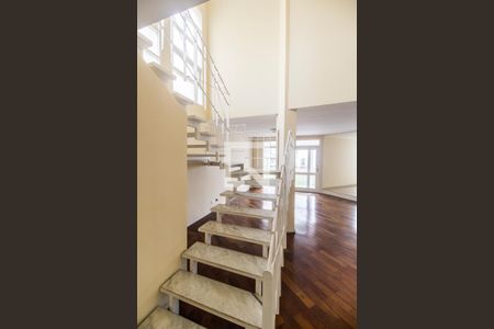 Escada de casa à venda com 3 quartos, 294m² em Alphaville, Santana de Parnaíba