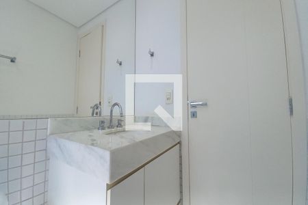 Banheiro da Suíte 1 de apartamento para alugar com 2 quartos, 110m² em Cambuí, Campinas