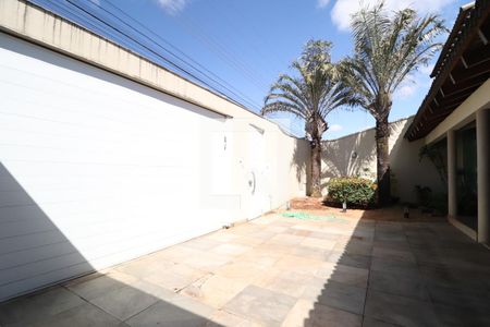 Garagem de casa para alugar com 5 quartos, 404m² em Tibery, Uberlândia