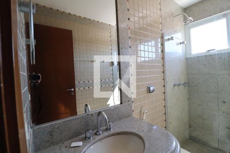 Banheiro do Quarto 2 de casa para alugar com 5 quartos, 404m² em Tibery, Uberlândia