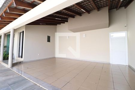 Garagem de casa para alugar com 5 quartos, 404m² em Tibery, Uberlândia