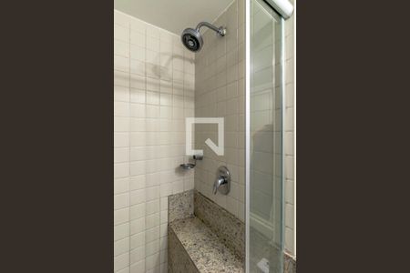 Banheiro de kitnet/studio para alugar com 1 quarto, 30m² em Cidade Jardim, São Paulo