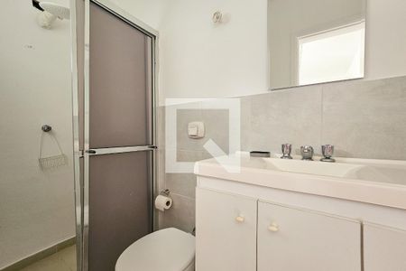 Banheiro de Serviço de apartamento para alugar com 3 quartos, 150m² em Centro, Guarujá