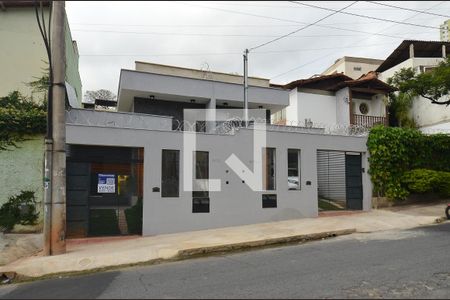 Fachada de casa à venda com 3 quartos, 200m² em Santa Efigênia, Belo Horizonte