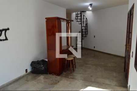 Sala de casa de condomínio para alugar com 2 quartos, 243m² em Pechincha, Rio de Janeiro