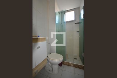 Banheiro de apartamento para alugar com 2 quartos, 44m² em Cosmos, Rio de Janeiro