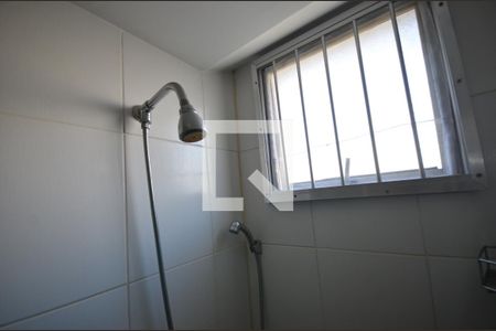 Banheiro de apartamento para alugar com 2 quartos, 44m² em Cosmos, Rio de Janeiro