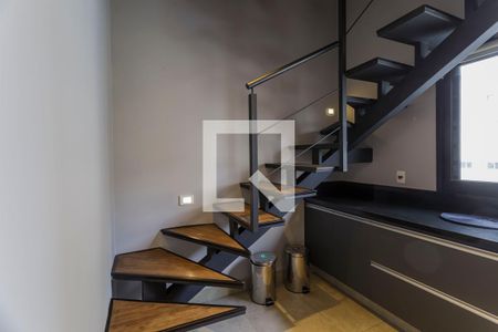 Escada de apartamento para alugar com 1 quarto, 70m² em Vila Olímpia, São Paulo